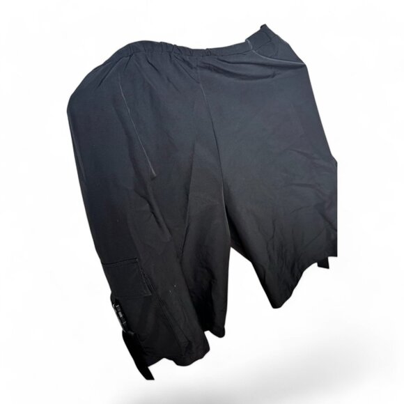 Shein Men's Black Cargo Shorts - Size L - Picture 5 of 8